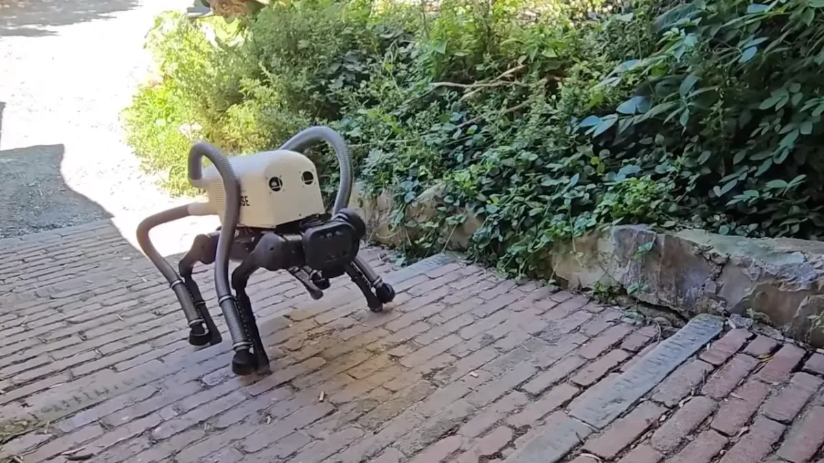 Ilyen a cigicsikkeket felszippantó robotkutya