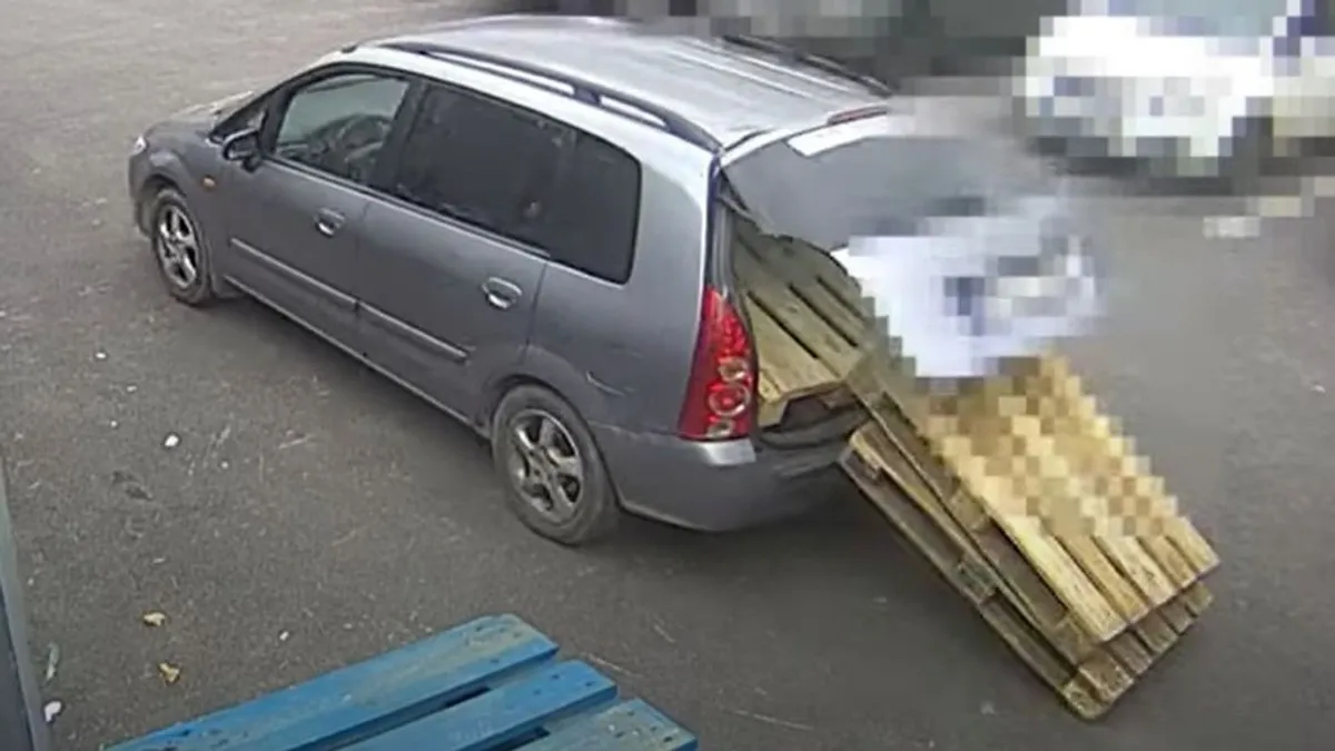 Menekülés közben kiesett a lopott raklap a tolvaj kocsijából – videó