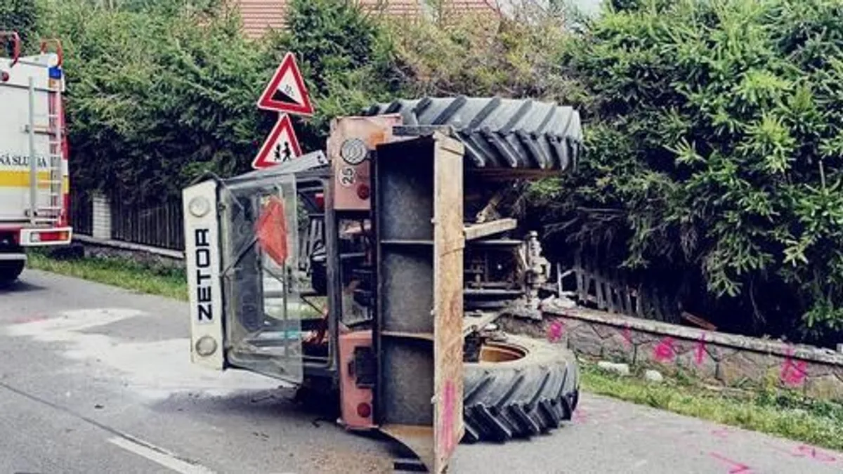 Betonkerítésnek ütközött és felborult egy traktor