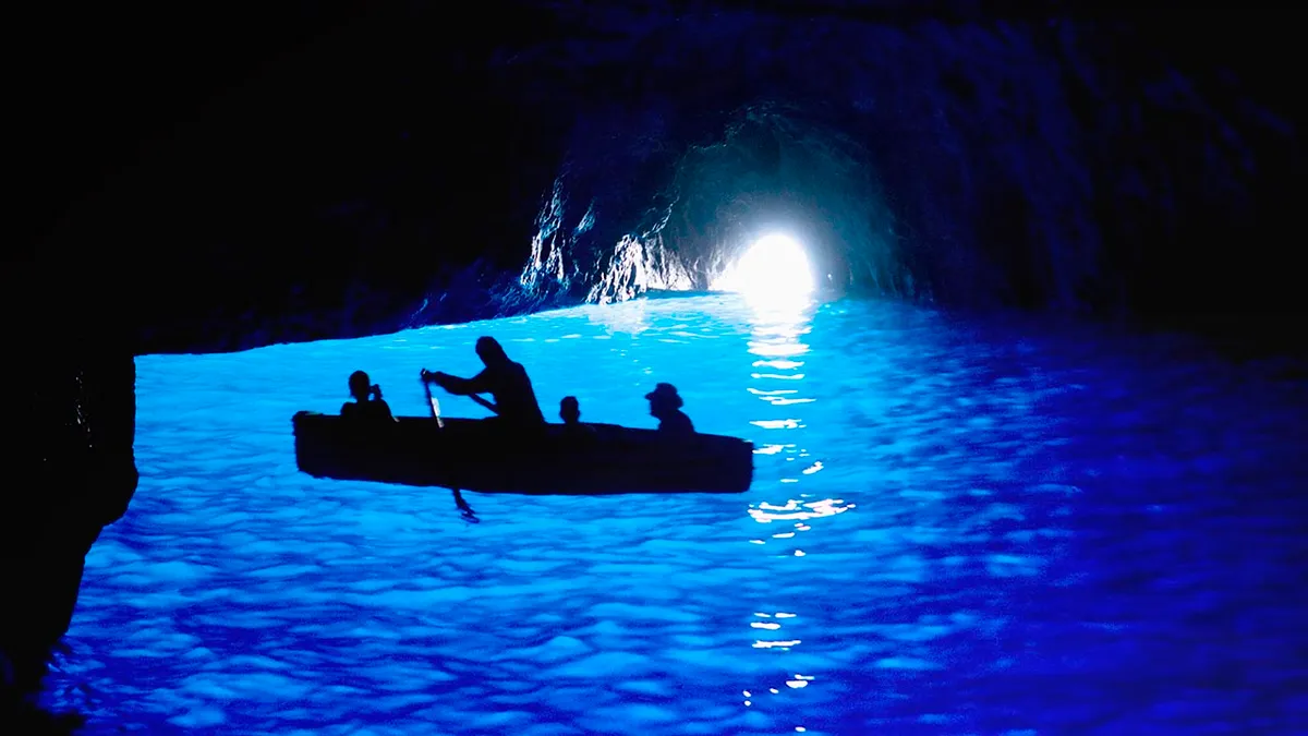Capri egyik leghíresebb látnivalója a Grotta Azzurra, avagy a Kék Barlang