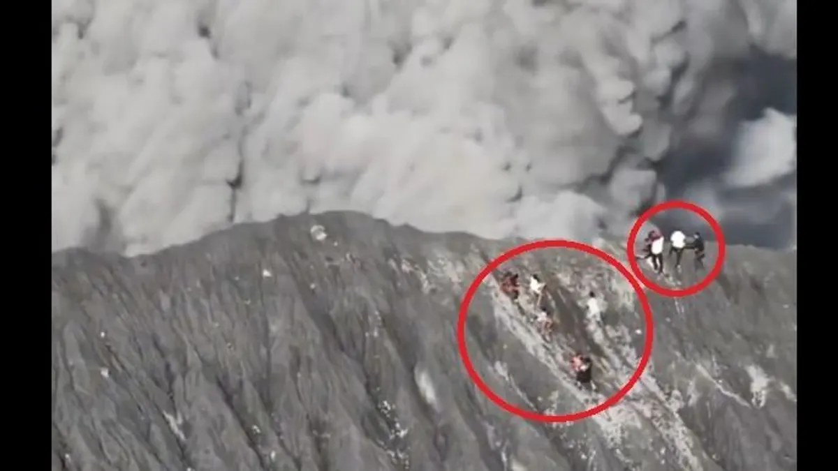 Sokkoló felvétel, hegymászók mellett tört ki egy indonéziai vulkán - videó