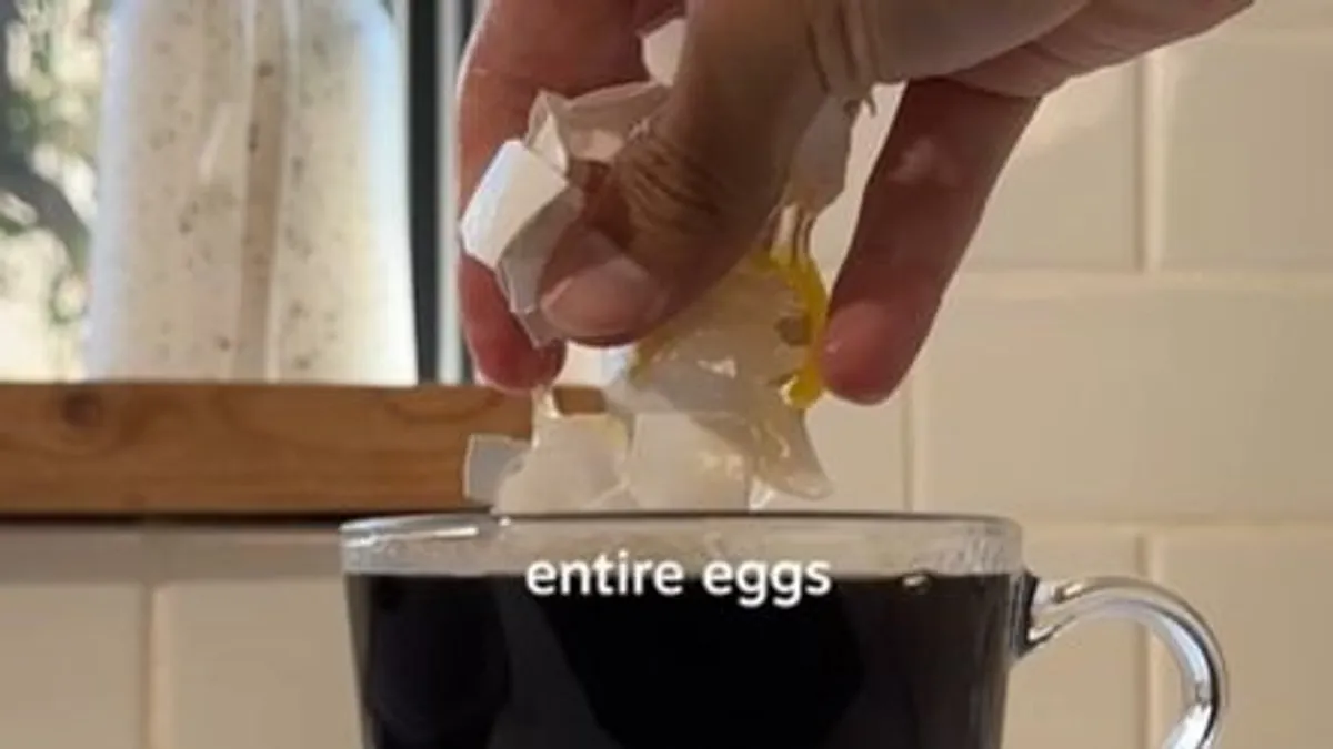 Teljesen sokkolta az embereket egy influenszer, miután tojást tett a kávéjába – videó