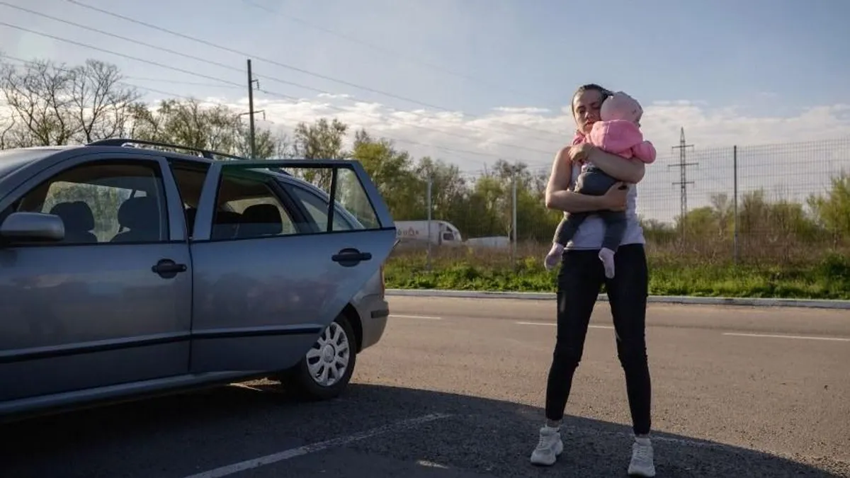 Meghalt egy csecsemő, miután a forró autóban hagyták