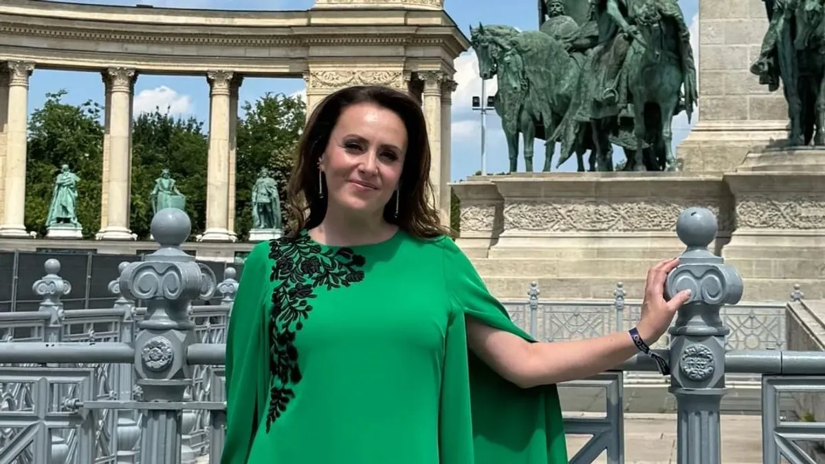 Itt vannak az új hírek a magyar énekesnő terhességéről