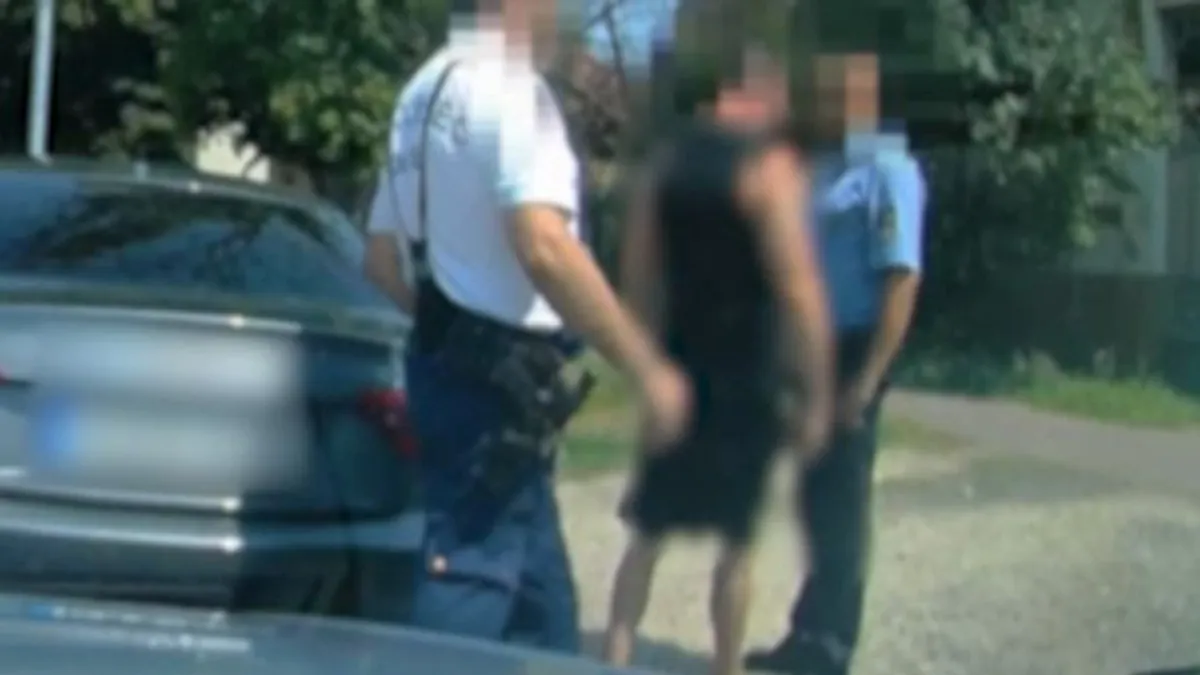 Videón, ahogy rátámadtak egy rendőrre igazoltatás közben
