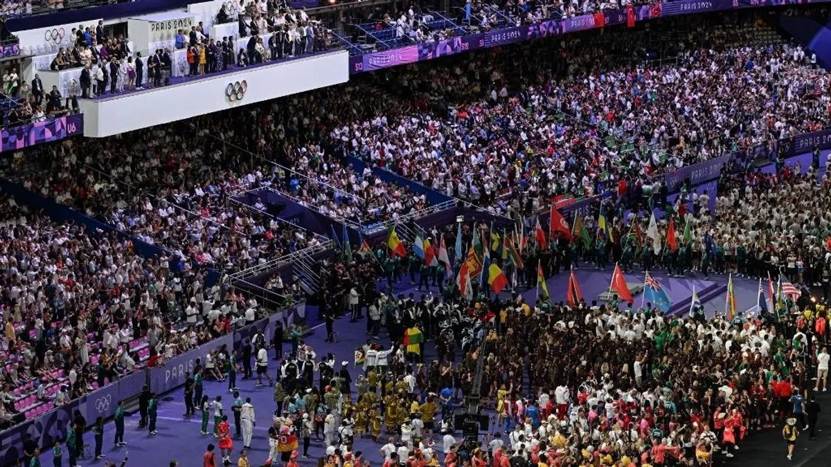 Botrány az olimpia záróünnepségén, lezavarták a sportolókat a színpadról