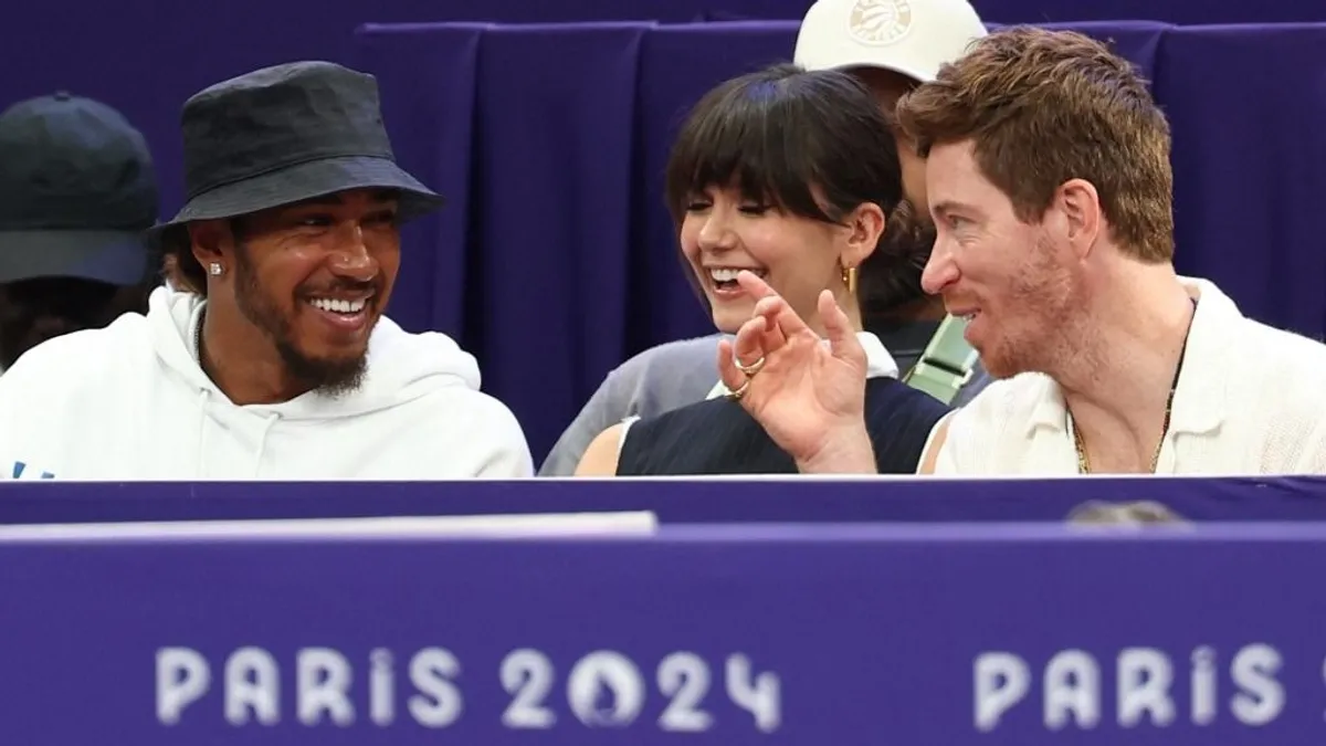 Ki nem találná, melyik olimpikonnak szurkolt a lelátóról Lewis Hamilton