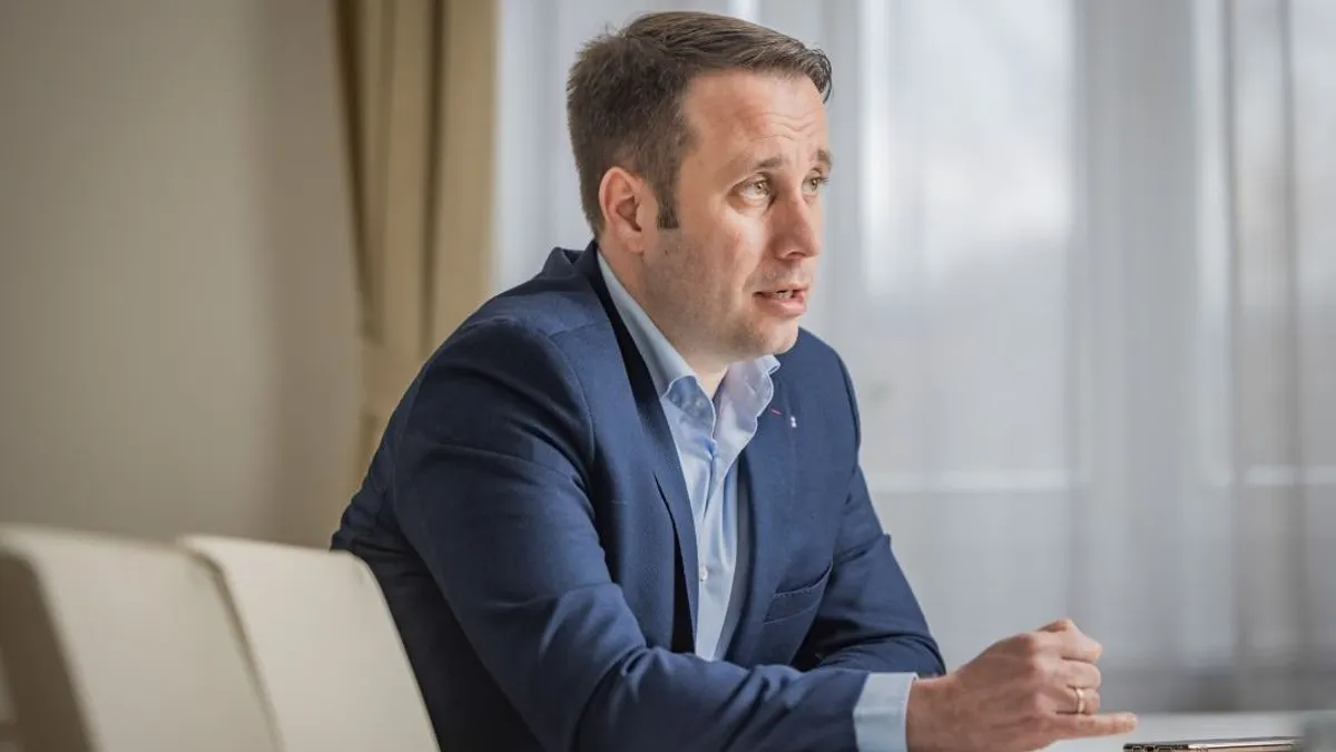 Dömötör Csaba: Hiánypótló a Magyarország - Az útikönyv című kötet