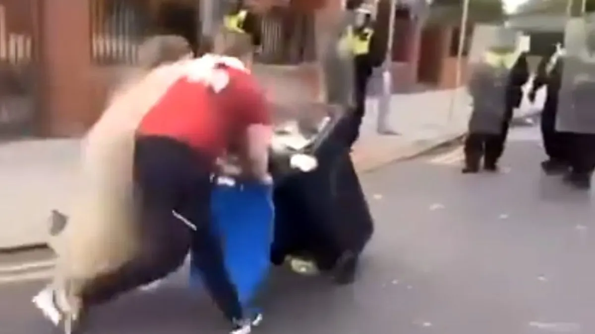 Lángoló kukát akart a rendőrök közé tolni, de csúfos vége lett az akciójának - videó