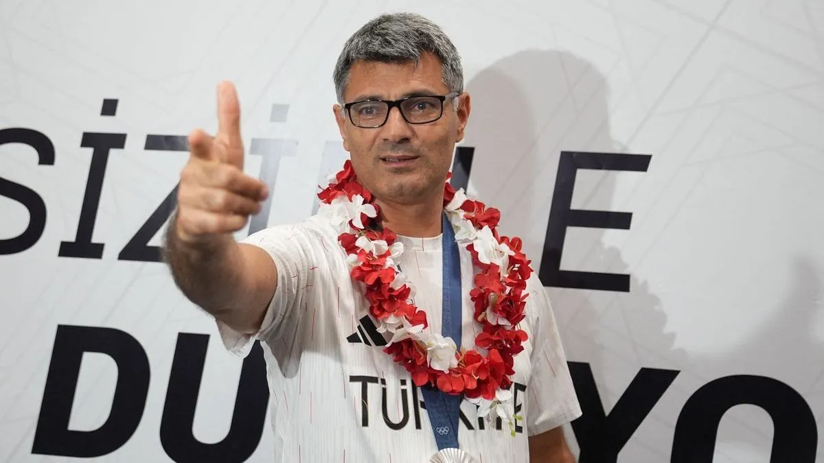 Rajonganak a nők a mémmé vált török sportlövőért, Yusuf Dikecért
