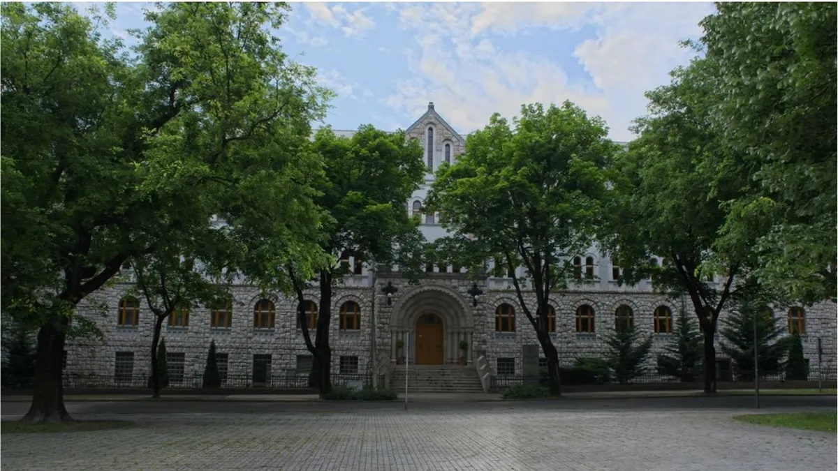 Az alvó lányoknak cumisüvegből kellett alkoholt inniuk, amit videóra vettek
