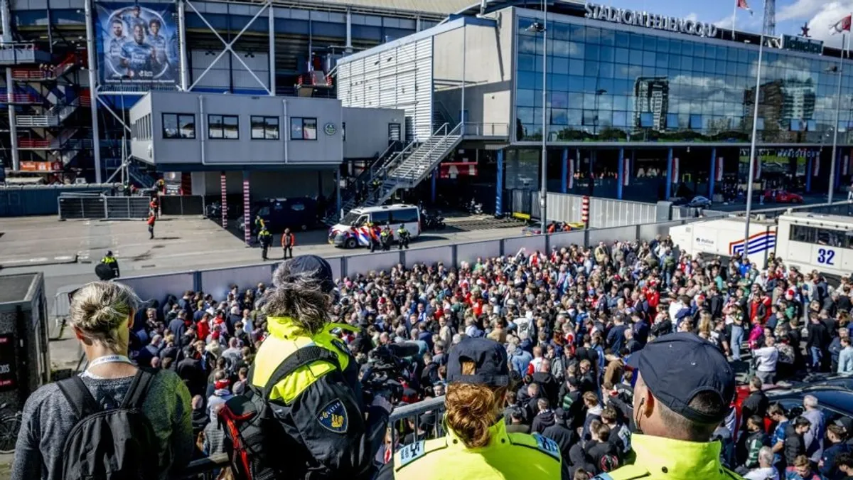 Ebből nagy botrány lehet: nem lesznek rendőrök a Feyenoord-Ajax focirangadón