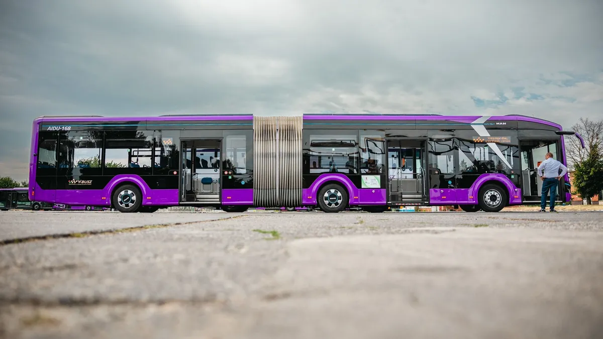 Forgalomba áll Magyarország első elektromos csuklós autóbusza