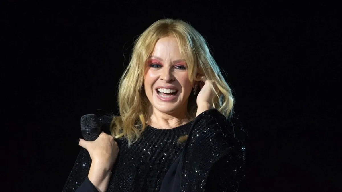 Ezt csinálta Kylie Minogue a Merő Pétertől kapott különleges ruhával