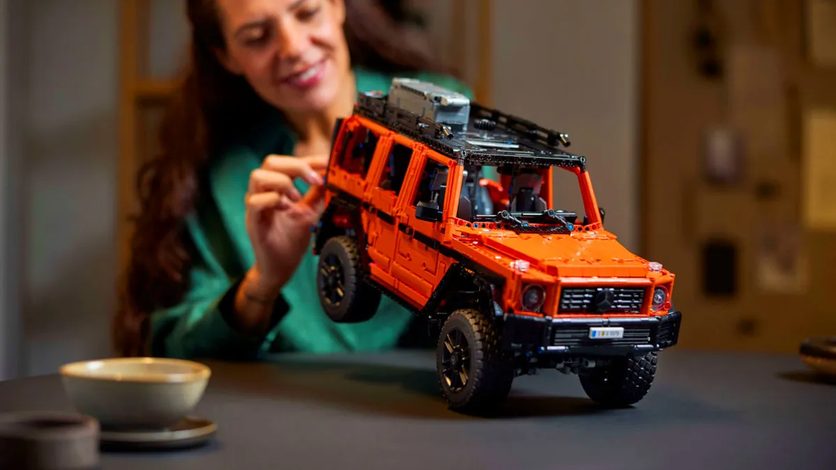 Az aktuális G-osztály Technic modelljével készült a LEGO a terepjáró 45. születésnapjára