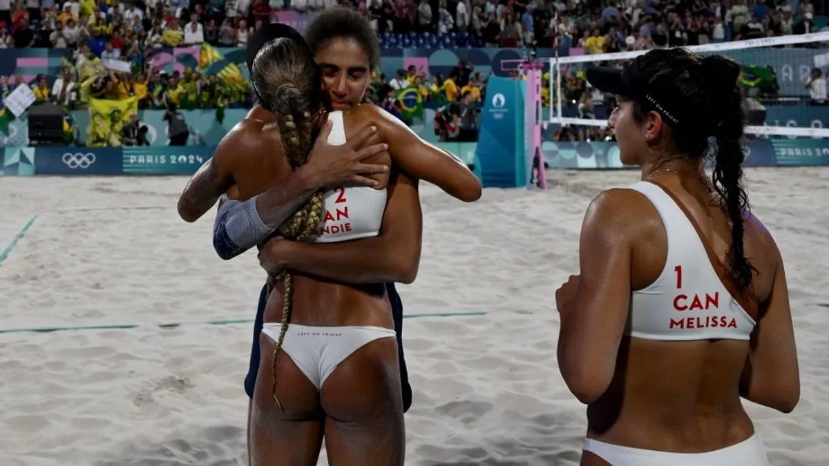 Annyira összevesztek a strandröplabdás lányok Párizsban, hogy csak a DJ tudta kibékíteni őket - videó