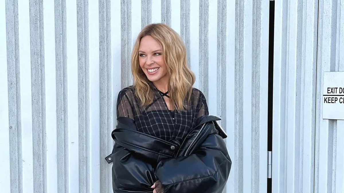 Kylie Minogue, otra estrella de Sziget, aparece sin bragas – vídeo