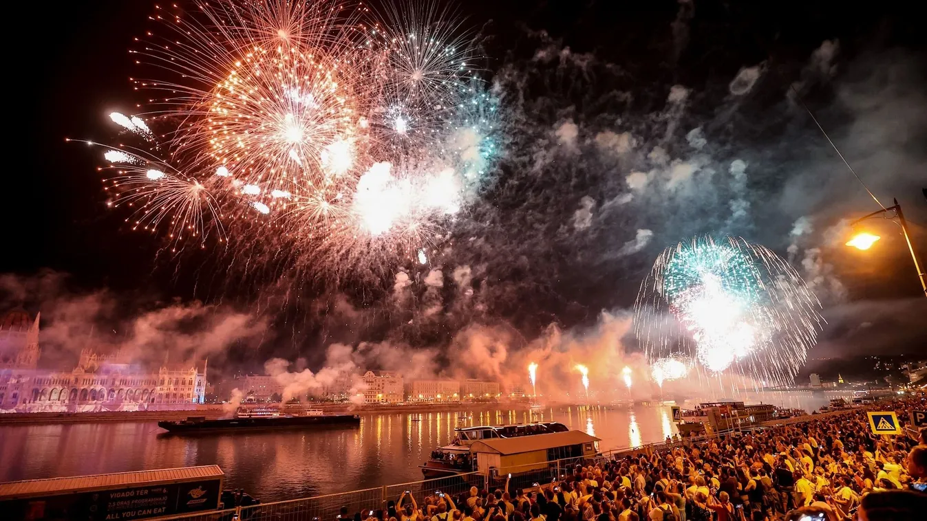 Tűzijáték, Budapest, 2022.08.27., tömeg, „Tűz és fények játéka" című műsor, fényfestés, drónshow, 2 rész 