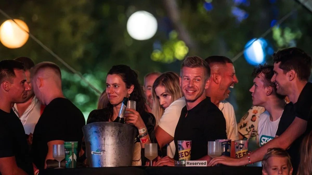 Külön asztal, jégbe hűtött pezsgő: így nézett ki Magyar Péter VIP-bulija a Szigeten