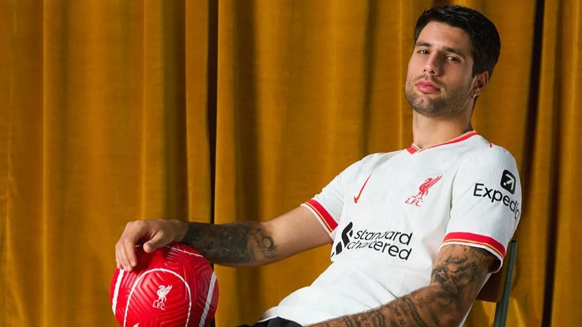 Így áll Szoboszlai Dominikon a Liverpool legújabb meze - kép