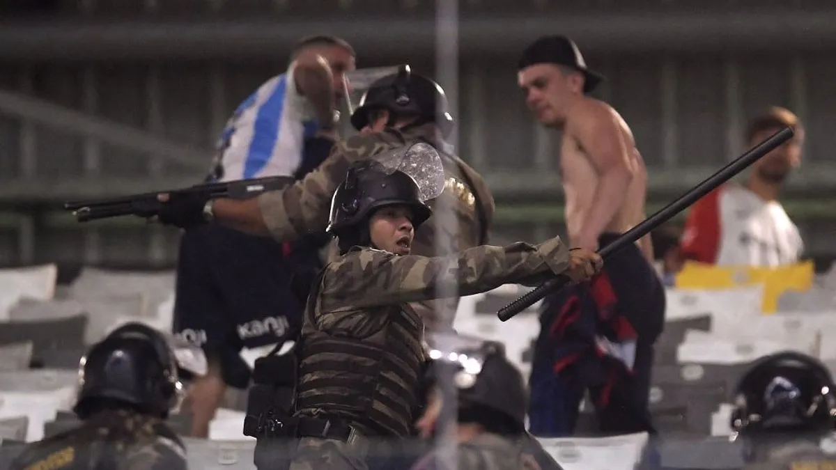 Brutális kegyetlenséggel vertek brazil rohamrendőrök argentin szurkolókat - videó