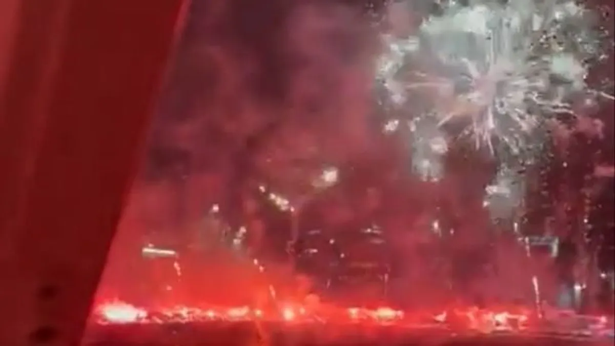 Pánik tört ki egy tömegbe csapódott tűzijáték miatt Londonban + videó