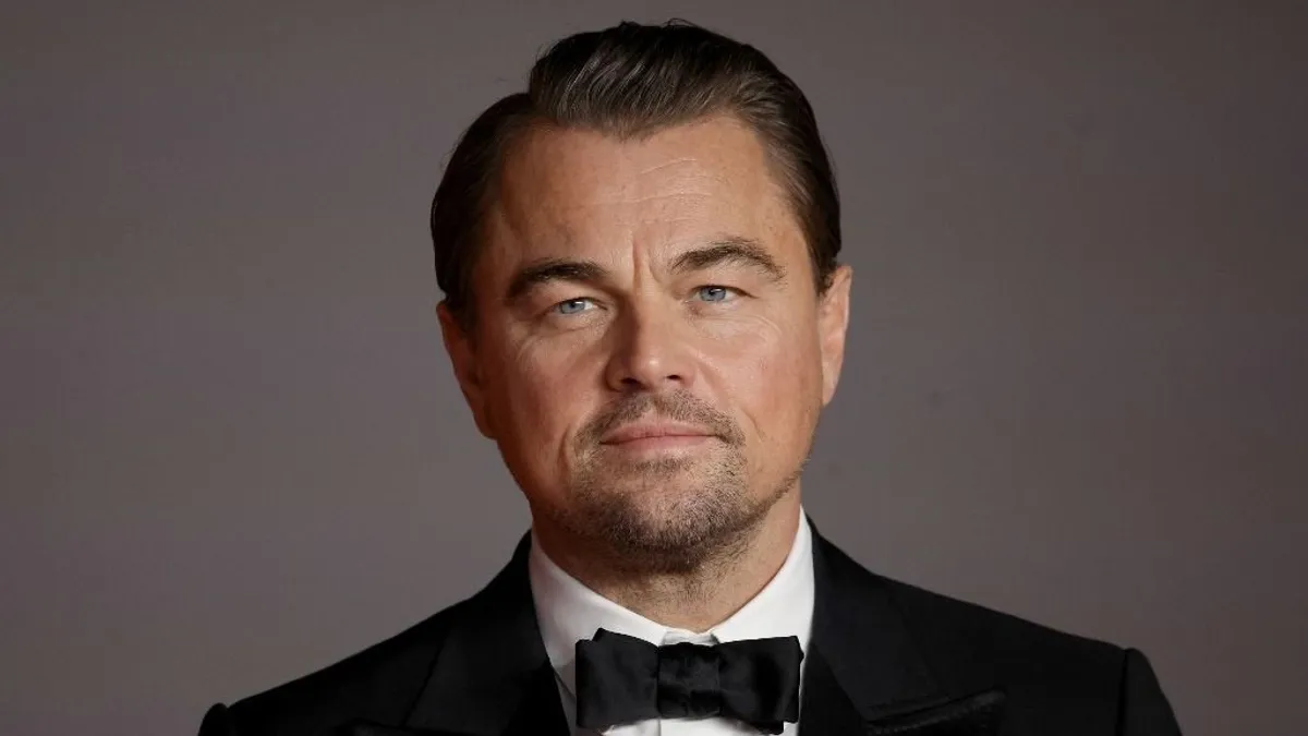 Leonardo DiCaprio pocakosan, hosszú hajjal, Vittoria Ceretti bikiniben került elő - fotók