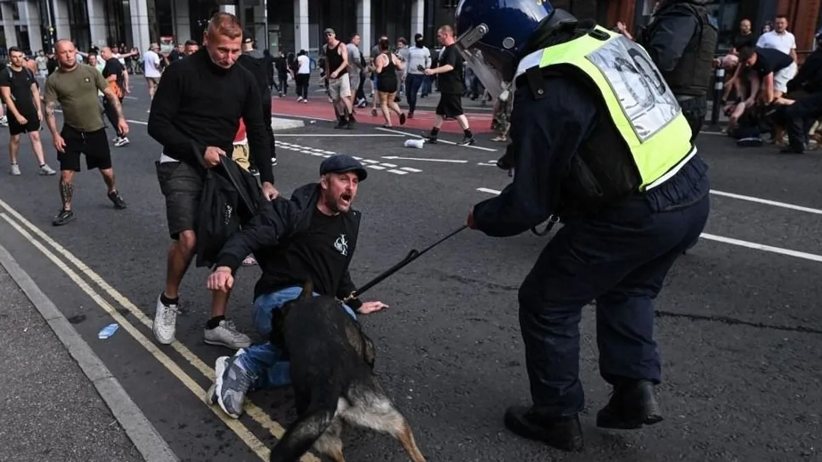 Kettős mércét alkalmaz a brit rendőrség az utcai zavargások alatt