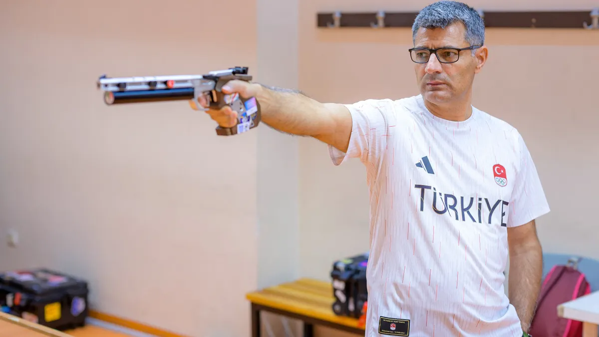 A zsebre tett kezű, mémmé vált török sportlövő nagy pillanata nem az volt, aminek látszott