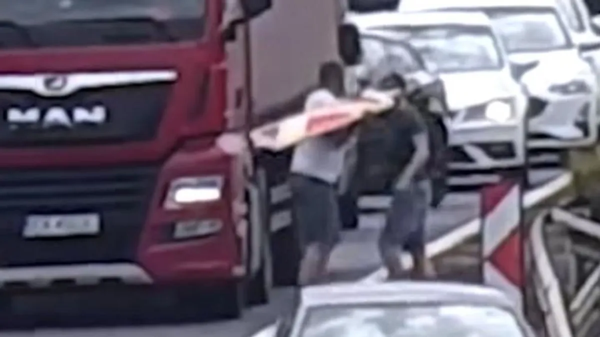 Megdöbbentő videó, útjelző táblákkal kezdett verekedni két sofőr az M3-as terelésében