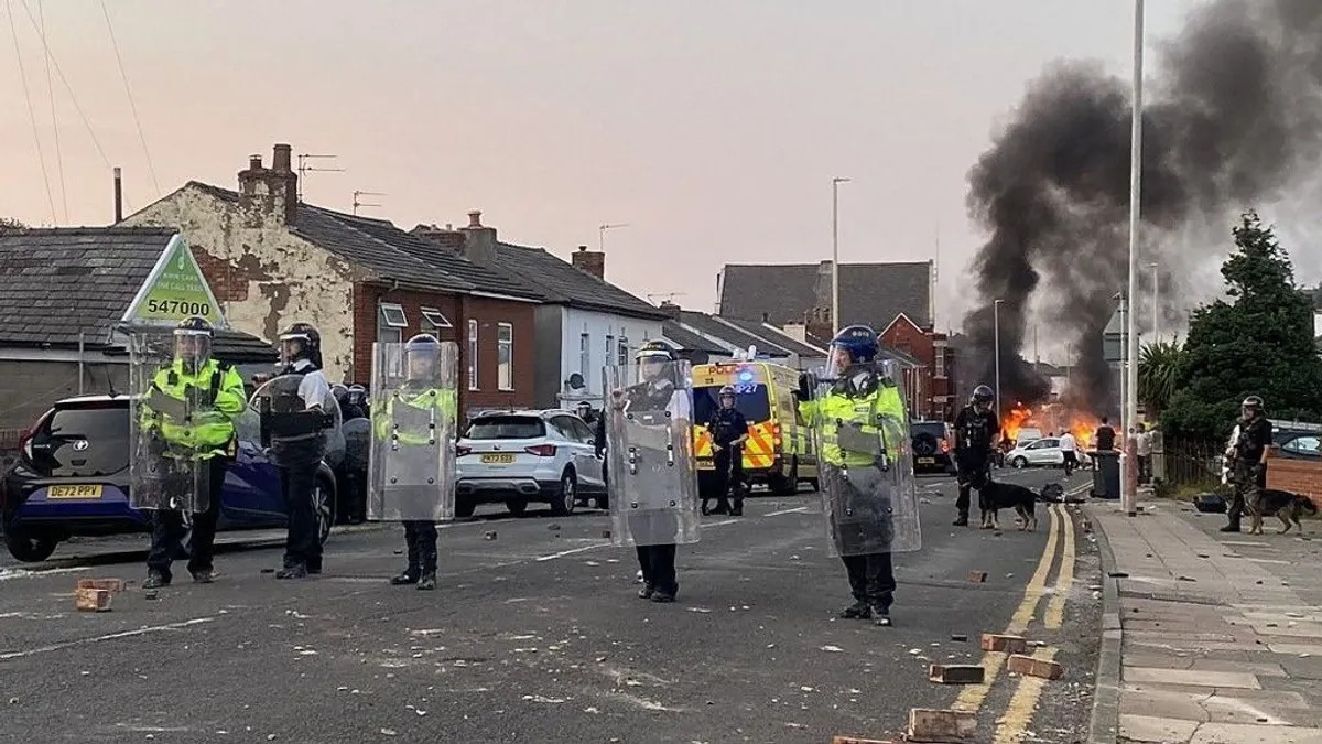 A polgárháború szélén Nagy-Britannia, miután egy ruandai férfi megölt három kislányt