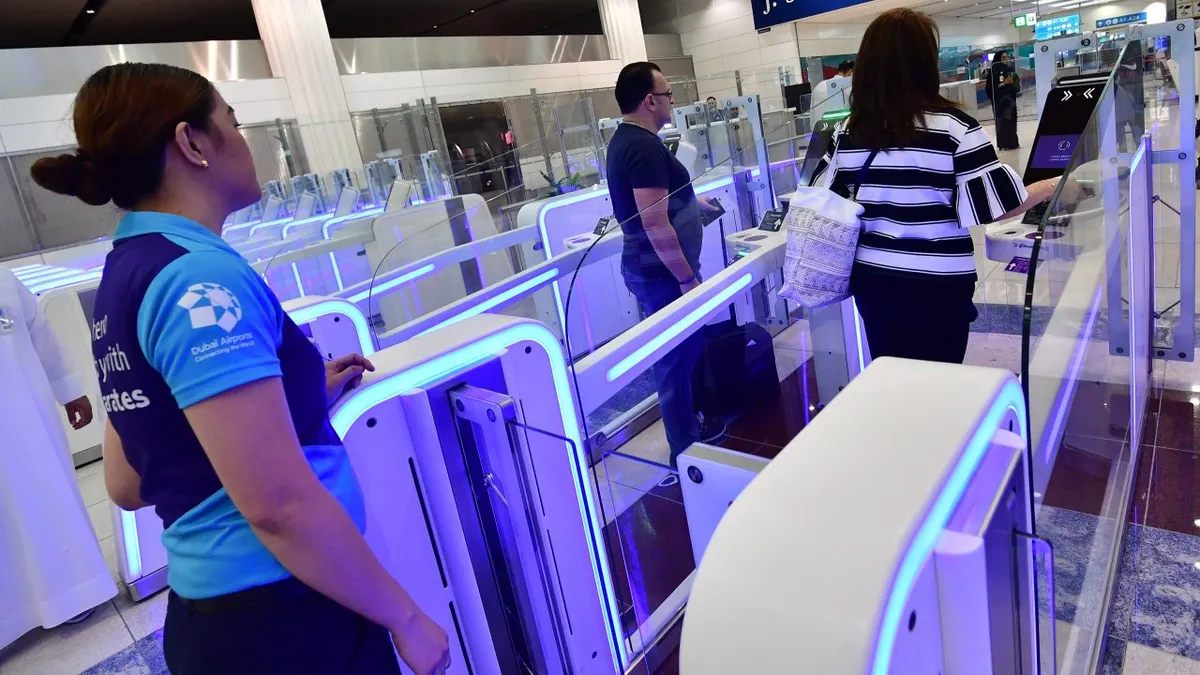 Abu Dhabi repülőtér: se útlevél, se beszállókártya