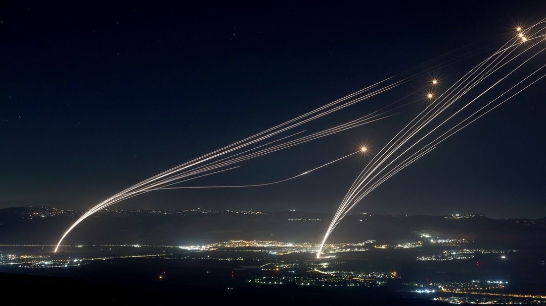 Felső-Galilea, 2024. augusztus 4. A Vaskupola izraeli légvédelmi rendszer Dél-Libanonból kilőtt rakétákat semlegesít az észak-izraeli Felső-Galilea felett 2024. augusztus 4-én hajnalban. Az izraeli hadsereg szerint a Gázai övezetet uraló Hamásszal szövetséges libanoni Hezbollah síita szervezet több mint 50 rakétát lőtt ki izraeli állásokra. MTI/EPA/Atef Szafadi