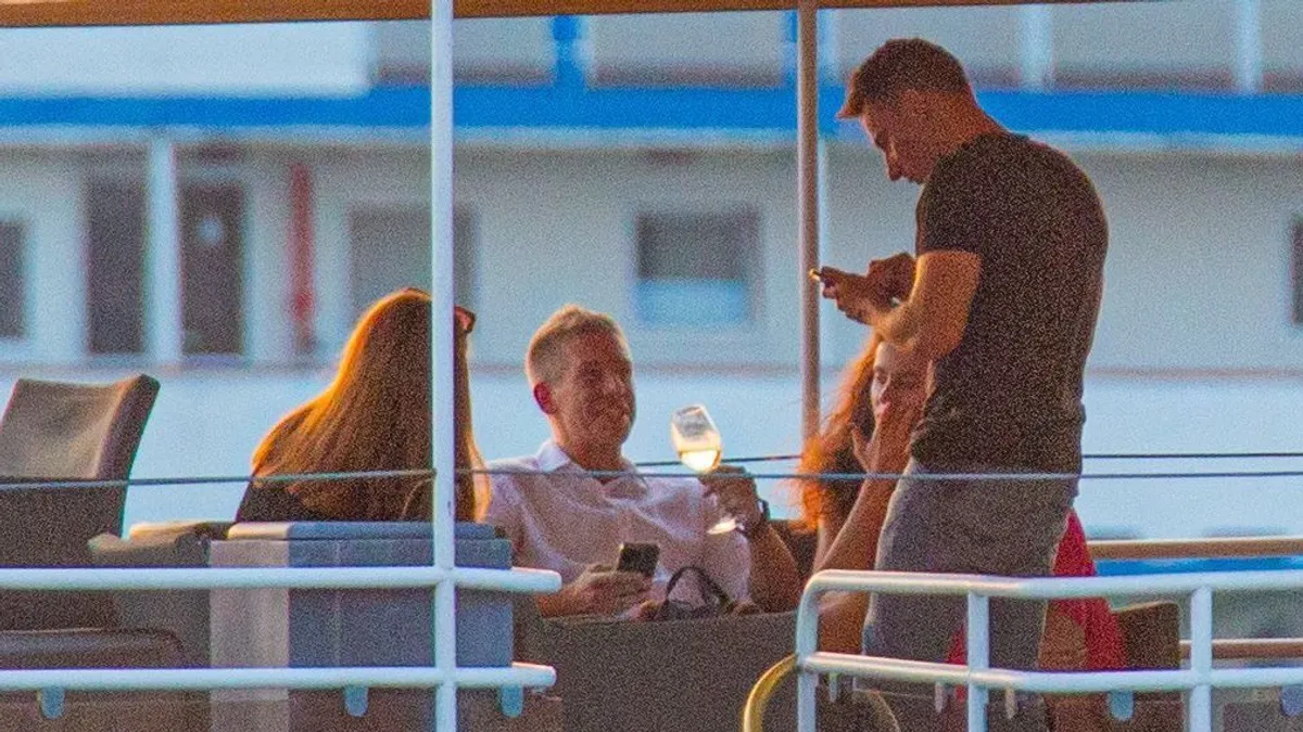 Magyar Péterék a cégeket védik az emberek helyett, és áremelést akarnak