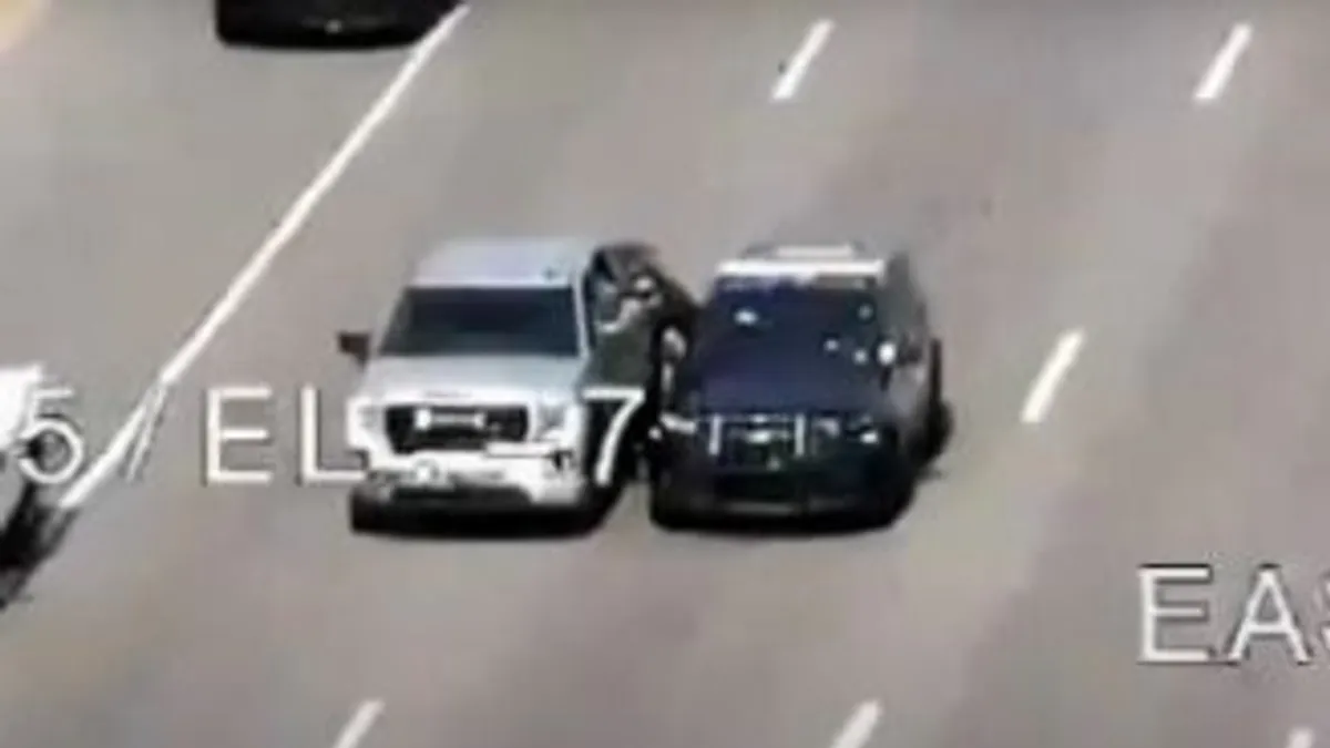Mozgó autóba mászott be egy hős rendőr, rosszul volt a sofőr - videó