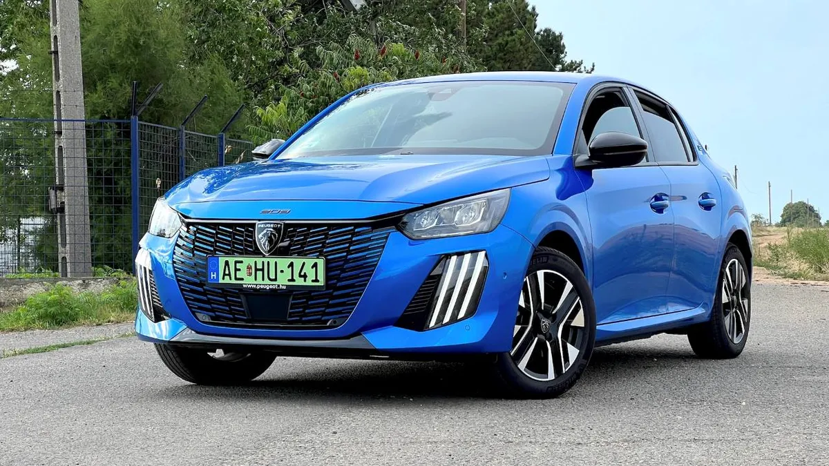 Lakott terület, végre! – Peugeot e-208 Allure videóteszt