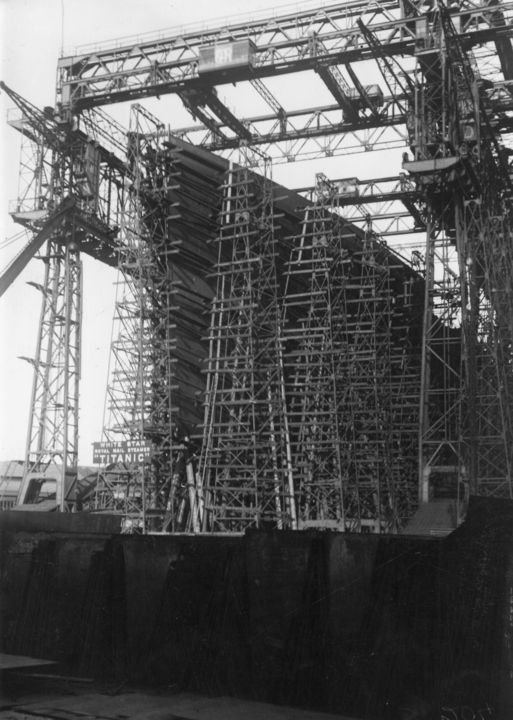 Archív felvétel a Titanic építéséről a belfasti hajóműhelyben, The White Star liner 'Titanic' in course of construction at the Harland and Wolff shipyard in Belfast. (Photo by F J Mortimer/Hulton Archive/Getty Images)