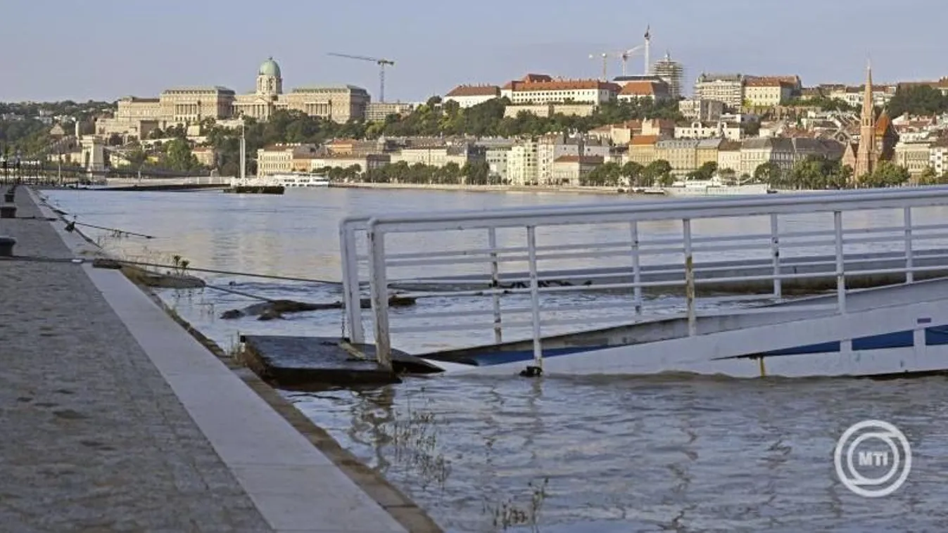 Víz alá került kikötői feljáró a Parlamentnél, az Id. Antall József rakparton 2024. június 7-én. Az érkező dunai árhullám miatt a Budapest Közút már lezárta a forgalom elől a budai alsó rakpartot a Mozaik utca és a Rákóczi híd között, illetve a pesti alsó rakpartot a Népfürdő utca és a Közraktár utca között. A folyó tetőzése a fővárosban június 8-án várható, 660 centiméter körüli vízállással.