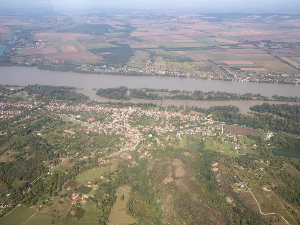 Magyarország, árvíz, Magyarországárvíz2024, magyarországi árvíz, árvízvédelem, magyarországiárvíz, magyarországiárvíz2024, vihar, viharos időjárás, eső, felhőszakadás, árvíz, árvízhelyzet, árvízhelyzet2024, védekezés, homokzsák, légi felvétel, Komáromtól Esztergomig, 2024.09.21.