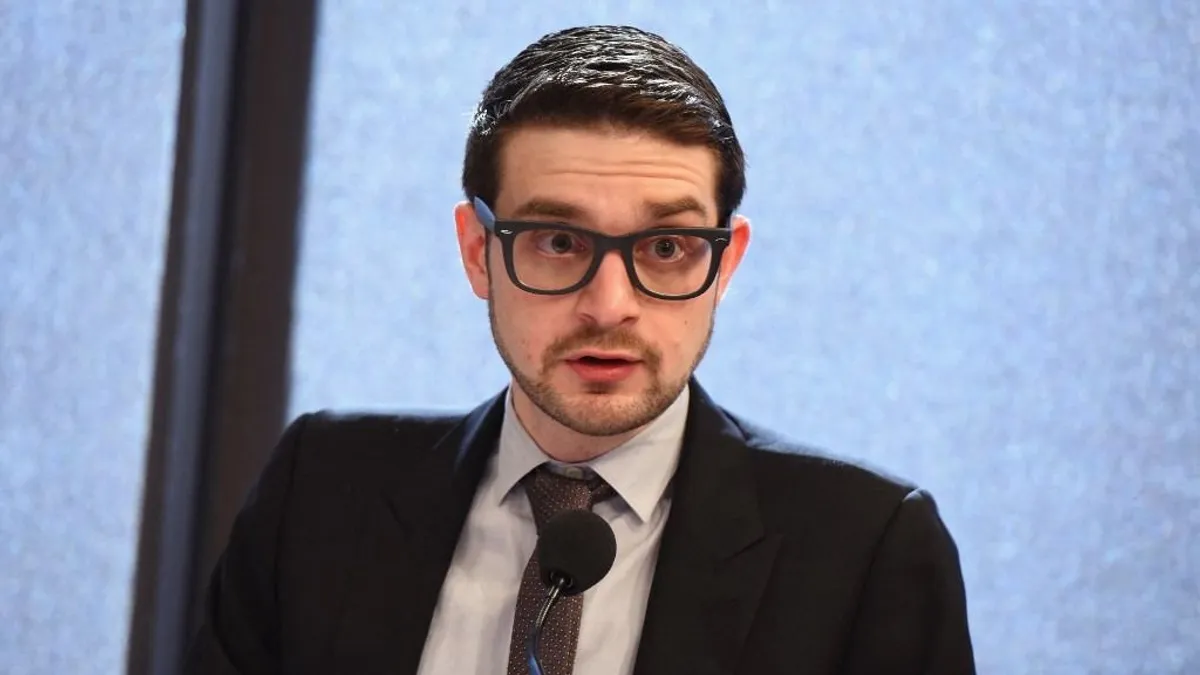 Soros fia ismét megmutatta, hogy ki irányít