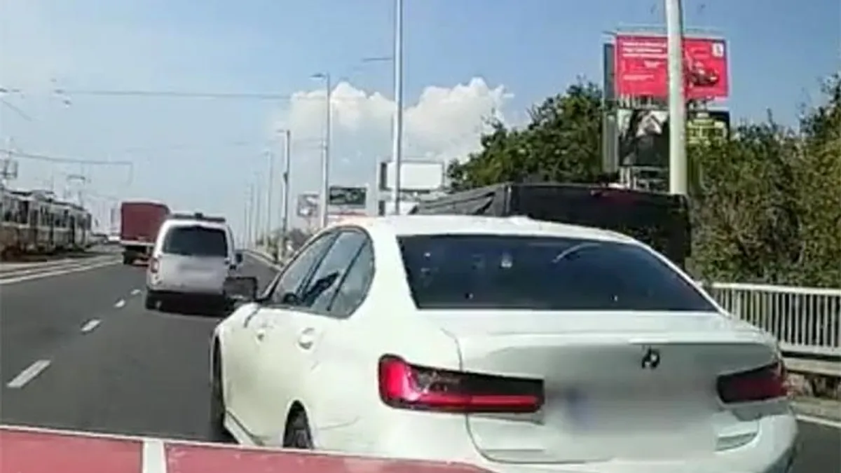 Megérkezett a BMW-vel őfelsége, a kamerásnak kellett nagyot mentenie miatta Budapesten - videó