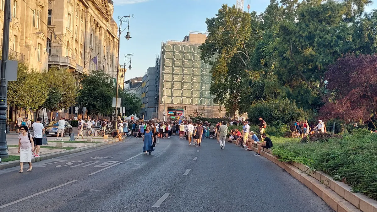 Így lézengtek a tüntetők a baloldali politikusok között - nézze meg az Origo videóját!