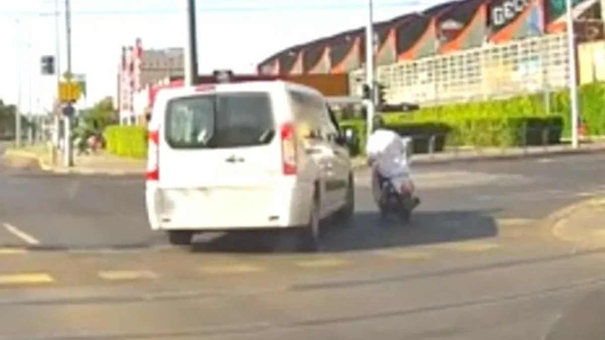 Hiába próbált menekülni a robogós, fellökte a középső sávból kanyarodó furgonos Budapesten - videó