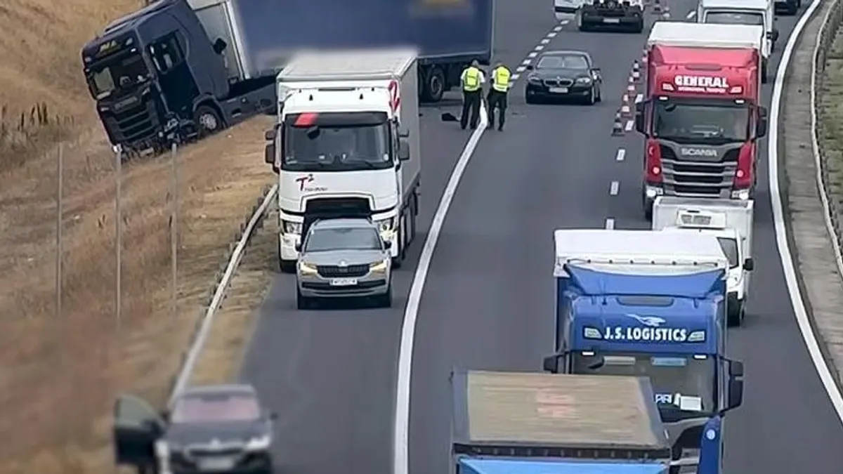 Kamion előtt fékezett állóra egy BMW-s az M1-esen, az igazán megdöbbentő dolog csak ezután jött - videó