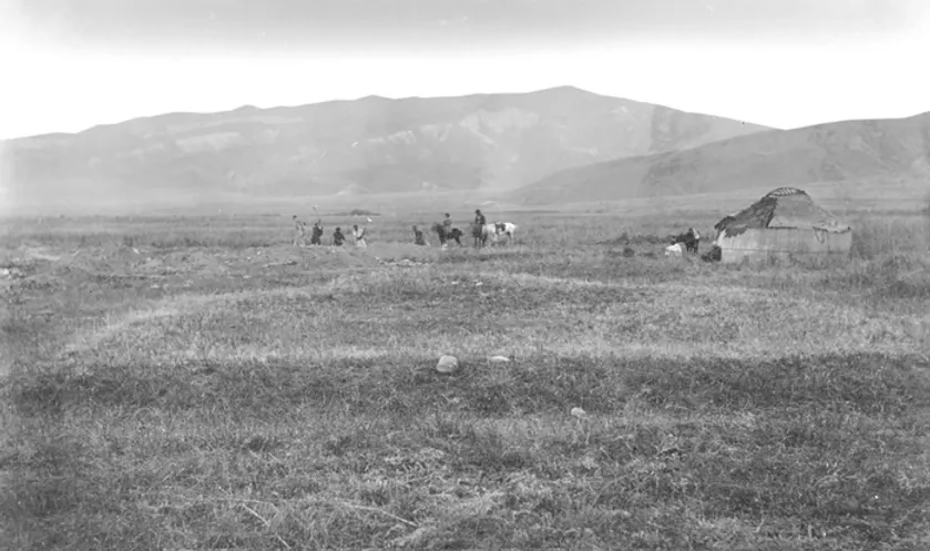 A Kara-Djigach lelőhely feltárása Kirgizisztán Chu-völgyében, a Tien Shan-hegység lábánál 1885 és 1892 között