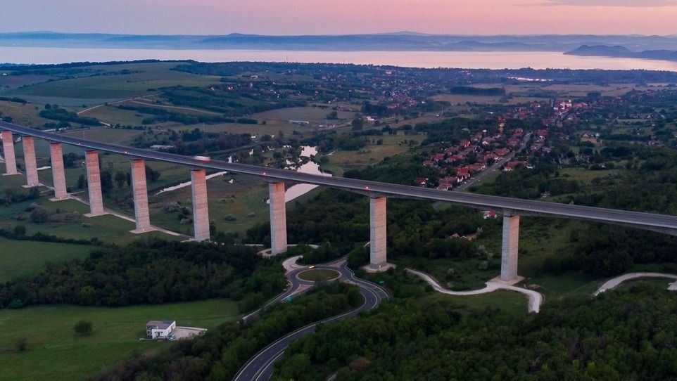 MTVA - Médiaszolgáltatás-támogató és Vagyonkezelõ Alap/Kõröshegy, 2019. június 5.A kõröshegyi völgyhíd 2019. június 5-én napfelkeltekor. Idén május 11-én, a közlekedési kultúra napjához kapcsolódó Az év hídja pályázaton a völgyhíd elsõ helyezést ért el.MTI/Varga György