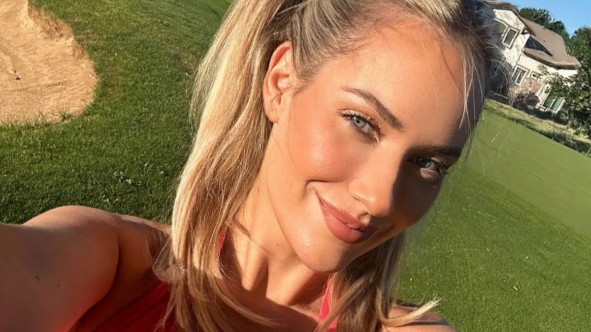 Lassított felvételen rengnek a világ legszexibb golfozónőjének hatalmas mellei - videó