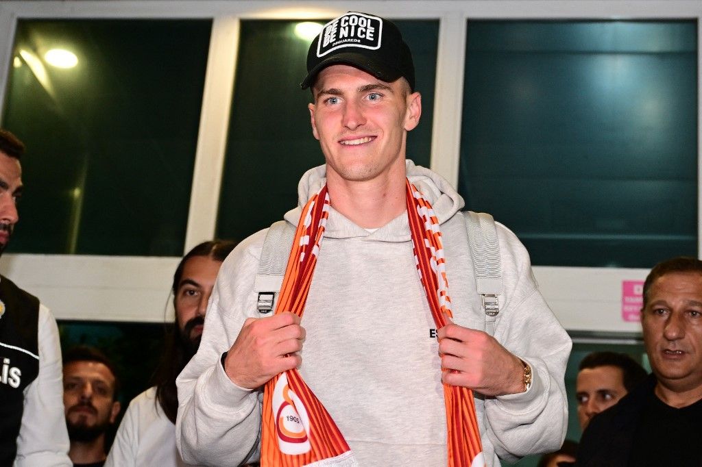 Galatasaray's new transfer Roland Sallai arrives in Istanbul