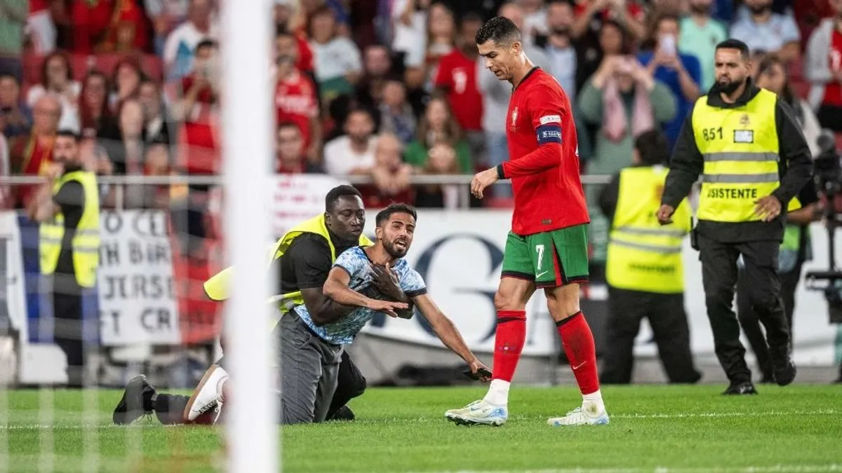 Gólhelyzetben támadta meg egy szurkoló Cristiano Ronaldót