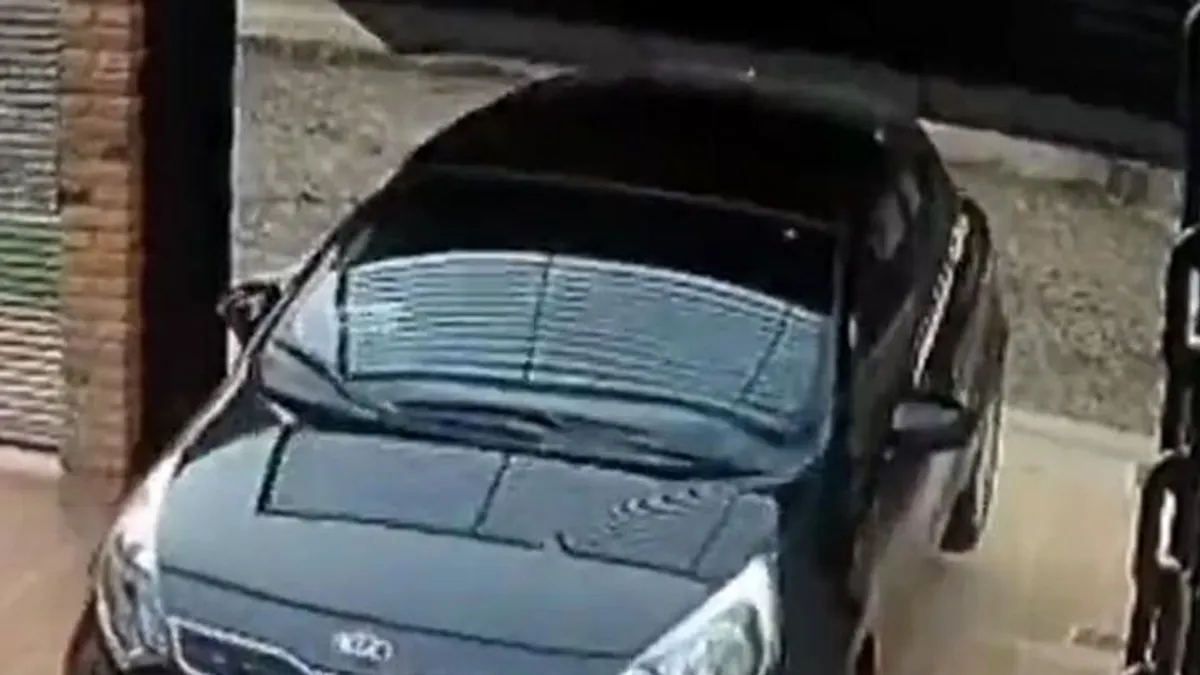 Elszámolta magát, miközben ki akart tolatni, a minőségi kerítés is kártyavárként dőlt össze - videó